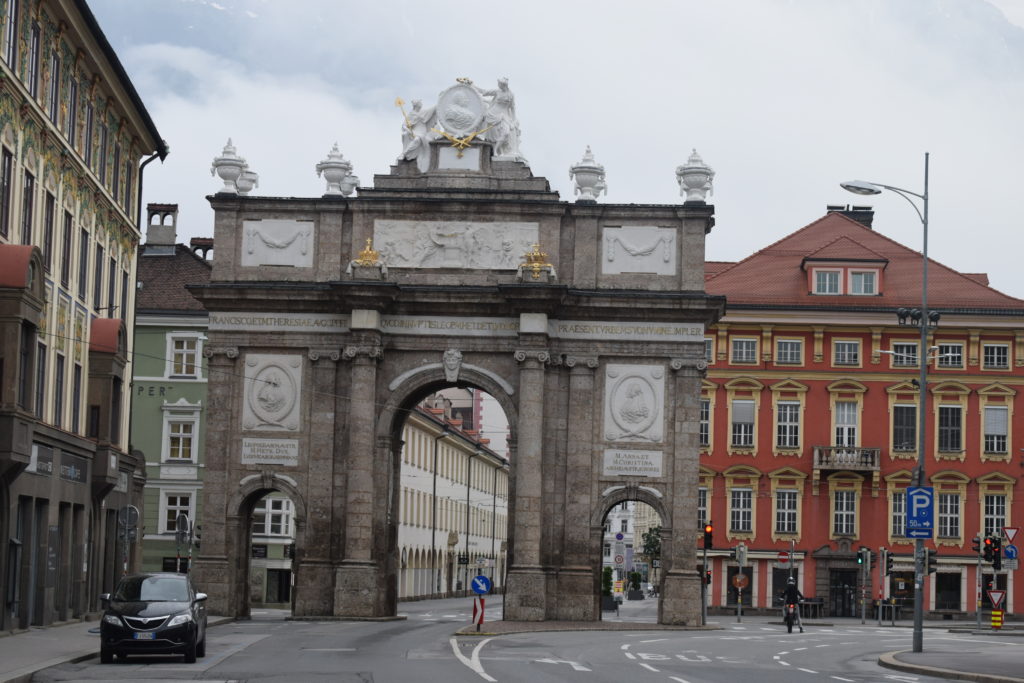 Innsbruck di prima mattina con vista sull'arco